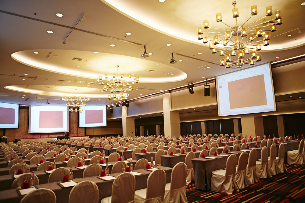 Indoor vs. Open-air Venues: Which is Precise for Your Corporate Event?